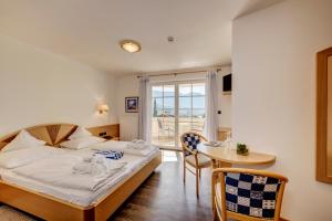 Postel nebo postele na pokoji v ubytování Ruster Resort + 37 fotografií
