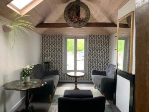 a living room with chairs and a table at Duplex La Maisonnette 1 chambre - parking gratuit in Troyes