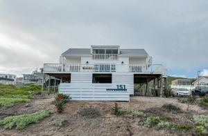 a white house sitting on the beach at Villa Bandarra in Yzerfontein