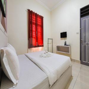 Voodi või voodid majutusasutuse Hotel 78 Parapat Mitra RedDoorz toas