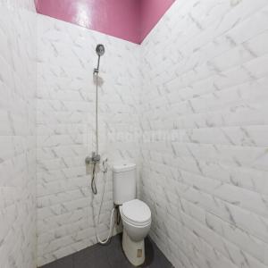 Vannituba majutusasutuses Hotel 78 Parapat Mitra RedDoorz