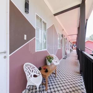 Rõdu või terrass majutusasutuses Hotel 78 Parapat Mitra RedDoorz