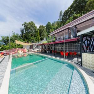 Bazén v ubytování Hotel 78 Parapat Mitra RedDoorz nebo v jeho okolí