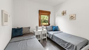 una camera da letto con due letti e una finestra di Villa Zivolic by Villas Holiday a Bičići Altre 32 foto