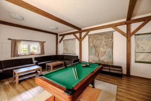 Biliár nebo kulečník v ubytování Resort Vysoká Lípa