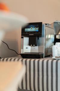 einen TV auf einem Tisch in der Unterkunft I Campi Wine Relais in Ronchi