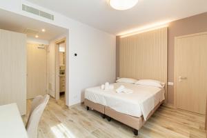 ein Schlafzimmer mit einem Bett, einem Tisch und Stühlen in der Unterkunft I Campi Wine Relais in Ronchi + 38 Fotos