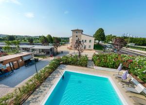 eine Draufsicht auf einen Swimmingpool in einem Resort in der Unterkunft I Campi Wine Relais in Ronchi