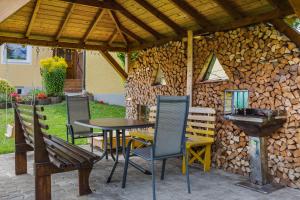 a patio with a table and chairs and a grill at Ferienwohnung Bächer in Wiesau