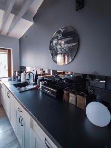 Kuchyňa alebo kuchynka v ubytovaní Kosmos 9 - Apartament Astro by Rentoom