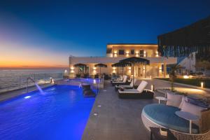 Bazén v ubytování Elia Sea Suites nebo v jeho okolí