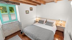 sypialnia z łóżkiem i oknem w obiekcie Casa Corona w mieście Čubanići +32 zdjęcia