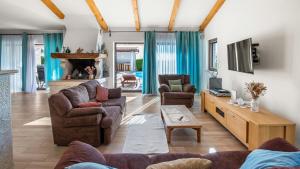 Televízia a/alebo spoločenská miestnosť v ubytovaní Villa Nira