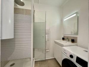 ein Badezimmer mit Glasdusche und Waschbecken in der Unterkunft Rouen Saint Julien - L'Esprit village in Rouen + 20 Fotos