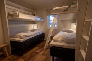 Postel nebo postele na pokoji v ubytování Marsfjäll Mountain Lodge Stugor i Saxnäs