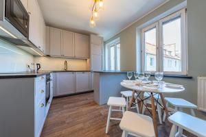 Una cocina con una mesa con copas de vino encima. en Grand Solen Apartment, en Gdansk