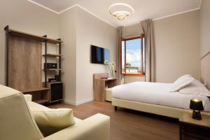 TV a/nebo společenská místnost v ubytování Essence Hotel