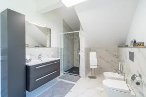 Un baño blanco con lavabo e inodoro. en Ferienwohnung Villa Segesta, en Siracusa