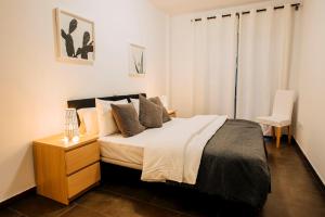 - une chambre avec un lit et une chaise dans l'établissement Cornisa Apartments, à Patalavaca 37 autres photos