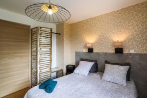 Postel nebo postele na pokoji v ubytování Chalet des longschamps
