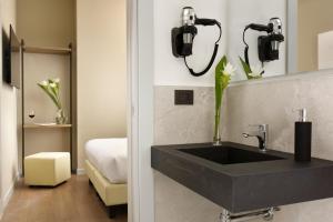 bagno con lavandino nero in camera di Essence Hotel a Firenze