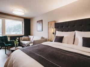 Postel nebo postele na pokoji v ubytování VAYA Zell am See inklusive Zell am See Kaprun Sommer Karte