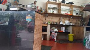 Kuchyň nebo kuchyňský kout v ubytování Abhi's cafe avaduthura kovalam + 7 fotografií
