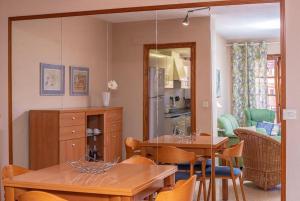 a kitchen and dining room with a table and chairs at Little Venice apartment in Alboraya