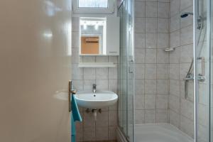 łazienka z umywalką i prysznicem w obiekcie Apartman GREEN & BLUE w Novalji