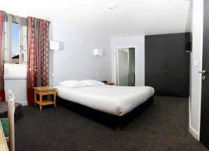 Un pat sau paturi într-o cameră la Hôtel Ohartzia