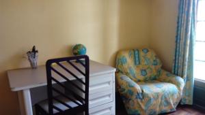 a room with a chair and a desk with a chair and a chair at Aou Routé in Auriébat