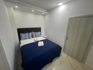 Un pat sau paturi într-o cameră la JS apartmani