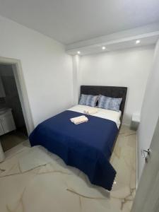 Un pat sau paturi într-o cameră la JS apartmani