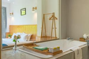 Posteľ alebo postele v izbe v ubytovaní Yangshuo Serene Cove Hotel