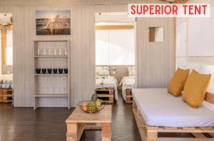 ein Wohnzimmer mit einer Couch und einem Tisch in der Unterkunft Glamping Tents | Losinj | Camp Čikat in Mali Lošinj