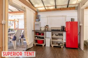Küche/Küchenzeile in der Unterkunft Glamping Tents | Losinj | Camp Čikat