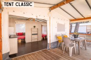 Ein Sitzbereich in der Unterkunft Glamping Tents | Losinj | Camp Čikat