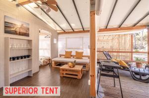 Ein Sitzbereich in der Unterkunft Glamping Tents | Losinj | Camp Čikat