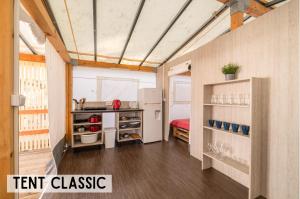 Küche/Küchenzeile in der Unterkunft Glamping Tents | Losinj | Camp Čikat