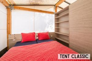 Ein Bett oder Betten in einem Zimmer der Unterkunft Glamping Tents | Losinj | Camp Čikat