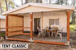 Ein Patio oder anderer Außenbereich in der Unterkunft Glamping Tents | Losinj | Camp Čikat