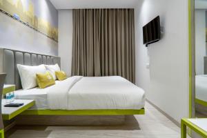 Postel nebo postele na pokoji v ubytování Hotel Le Roi Express Karol Bagh
