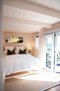 Postel nebo postele na pokoji v ubytování Sunlit Bay Villas