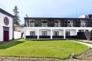 a building with a large yard in front of it at Pousada Forte Horta in Horta