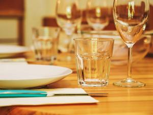 ein Glas Wasser auf einem Holztisch in der Unterkunft Apartment Mont Fort 55 by Interhome in Siviez