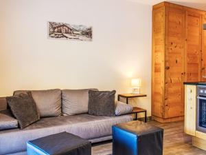 ein Wohnzimmer mit Sofa und Fernseher in der Unterkunft Apartment la Ferme de Sandra F0 by Interhome in Nendaz