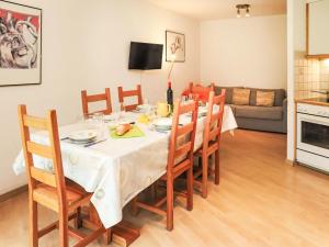 Μια τηλεόραση ή/και κέντρο ψυχαγωγίας στο Apartment Mont-Fort 51 by Interhome