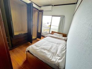 2階建1棟貸しの寝室4部屋 無料高速Wi-Fi客房内的一张或多张床位
