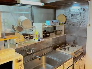 Nhà bếp/bếp nhỏ tại 2階建1棟貸しの寝室4部屋 無料高速Wi-Fi +37 ảnh