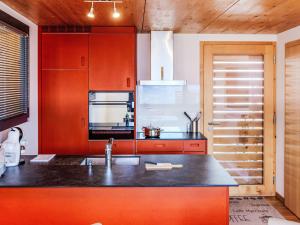 Kuchyň nebo kuchyňský kout v ubytování Chalet Le Raccard by Interhome